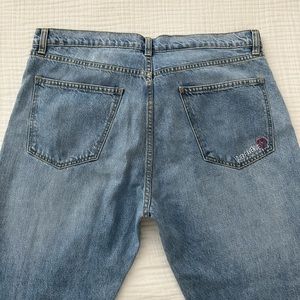 Djerf Avenue Relaxed Jeans in the color “Washed Blue”